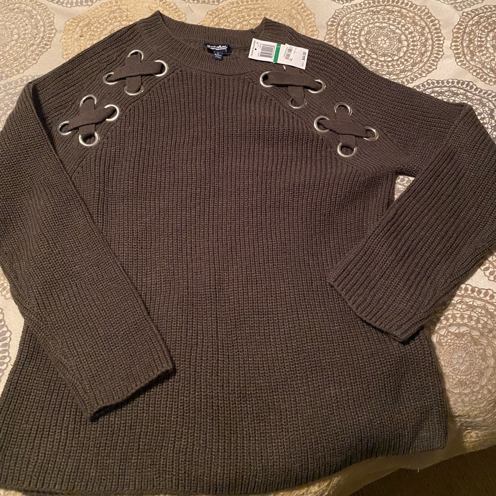 Army green sweater, cute ribbing, new with tags, super soft